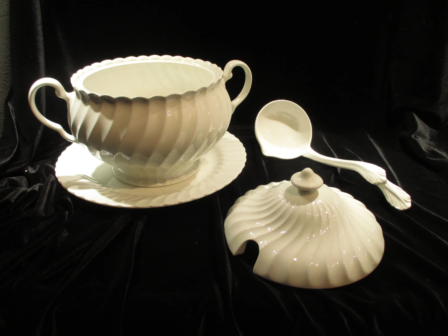 1950s Johnson Brothers Regency Soup Tureen With Ladle And Under Plate 4 1950s Johnson Brothers Regency Soup Tureen With Ladle And Under Plate - Image 2