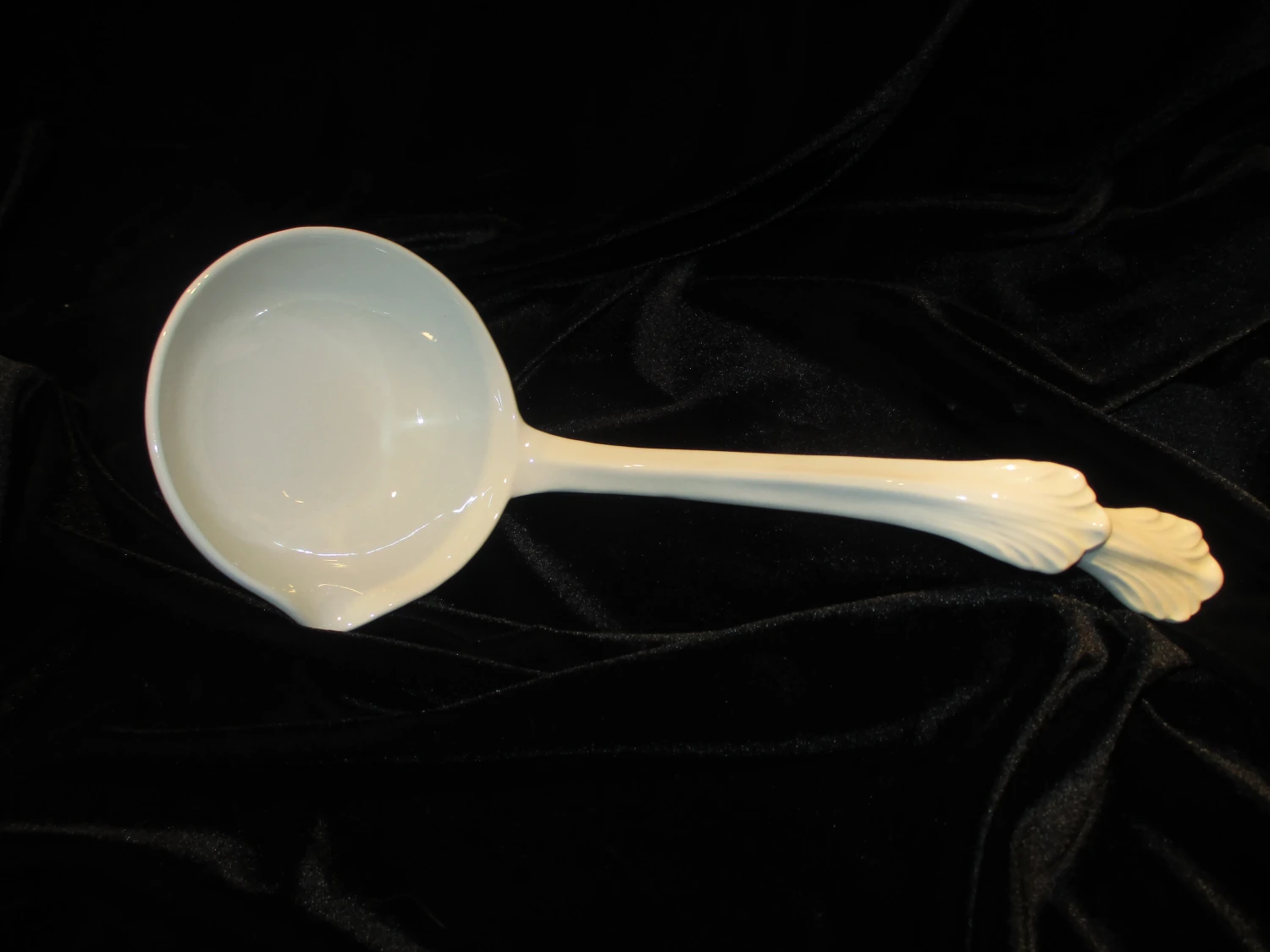 1950s Johnson Brothers Regency Soup Tureen With Ladle And Under Plate 8 1950s Johnson Brothers Regency Soup Tureen With Ladle And Under Plate - Image 6