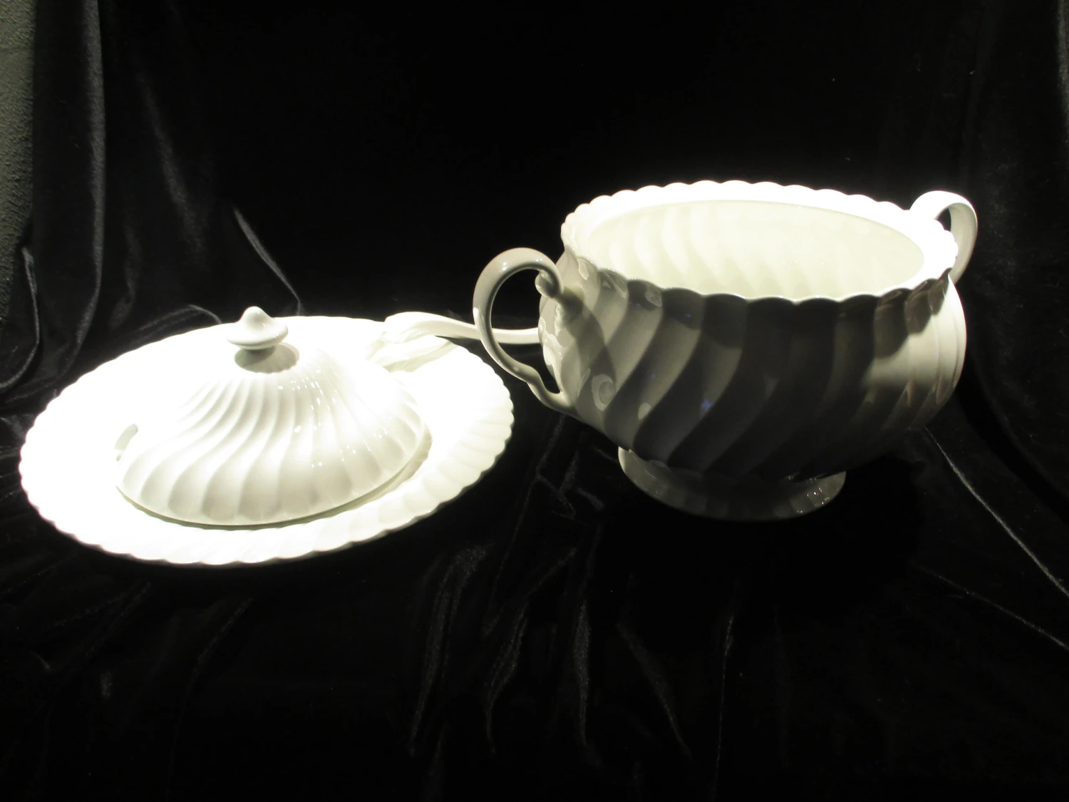 1950s Johnson Brothers Regency Soup Tureen With Ladle And Under Plate 7 1950s Johnson Brothers Regency Soup Tureen With Ladle And Under Plate - Image 5