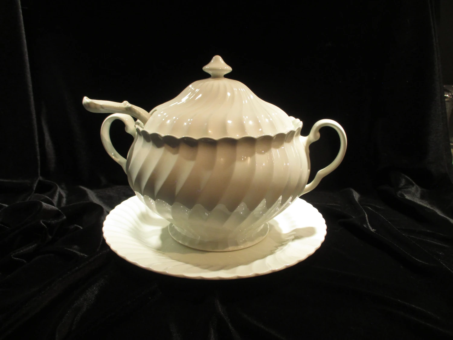 1950s Johnson Brothers Regency Soup Tureen With Ladle And Under Plate 12 1950s Johnson Brothers Regency Soup Tureen With Ladle And Under Plate - Image 10