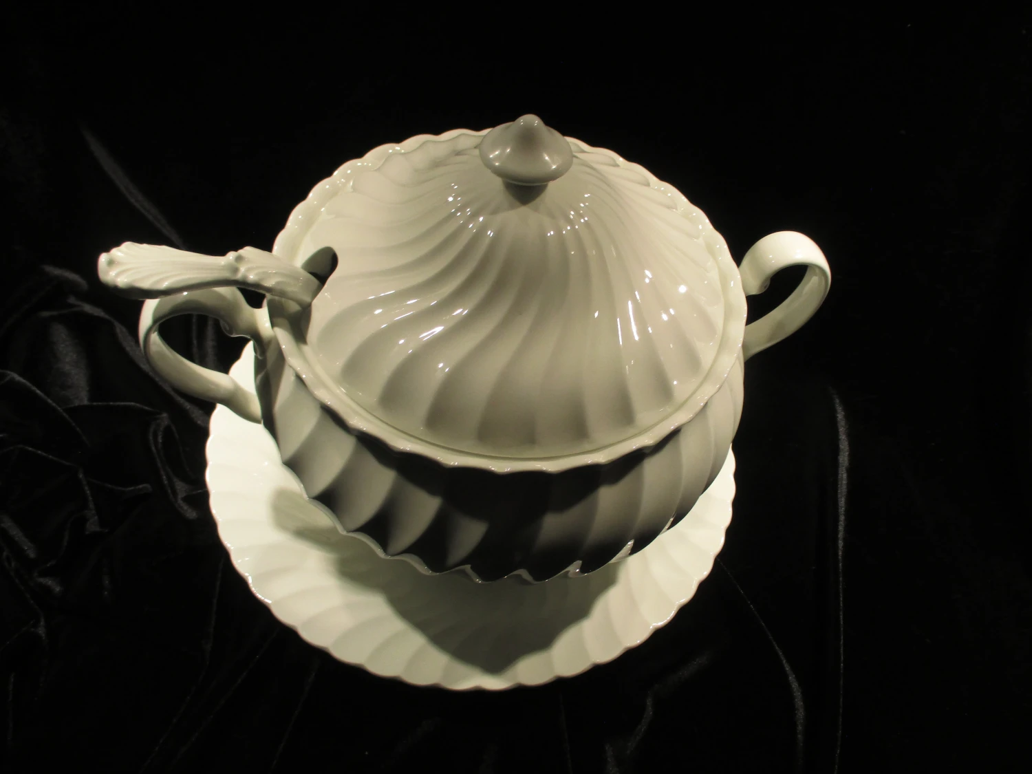 1950s Johnson Brothers Regency Soup Tureen With Ladle And Under Plate 10 1950s Johnson Brothers Regency Soup Tureen With Ladle And Under Plate - Image 8