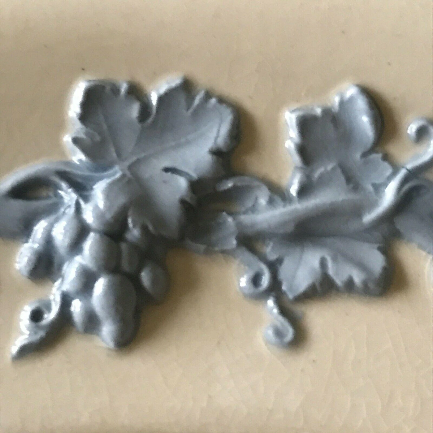 1950s Wedgwood Embossed Queensware Lavender On Cream Chop Plate 8 1950s Wedgwood Embossed Queensware Lavender On Cream Chop Plate - Image 6