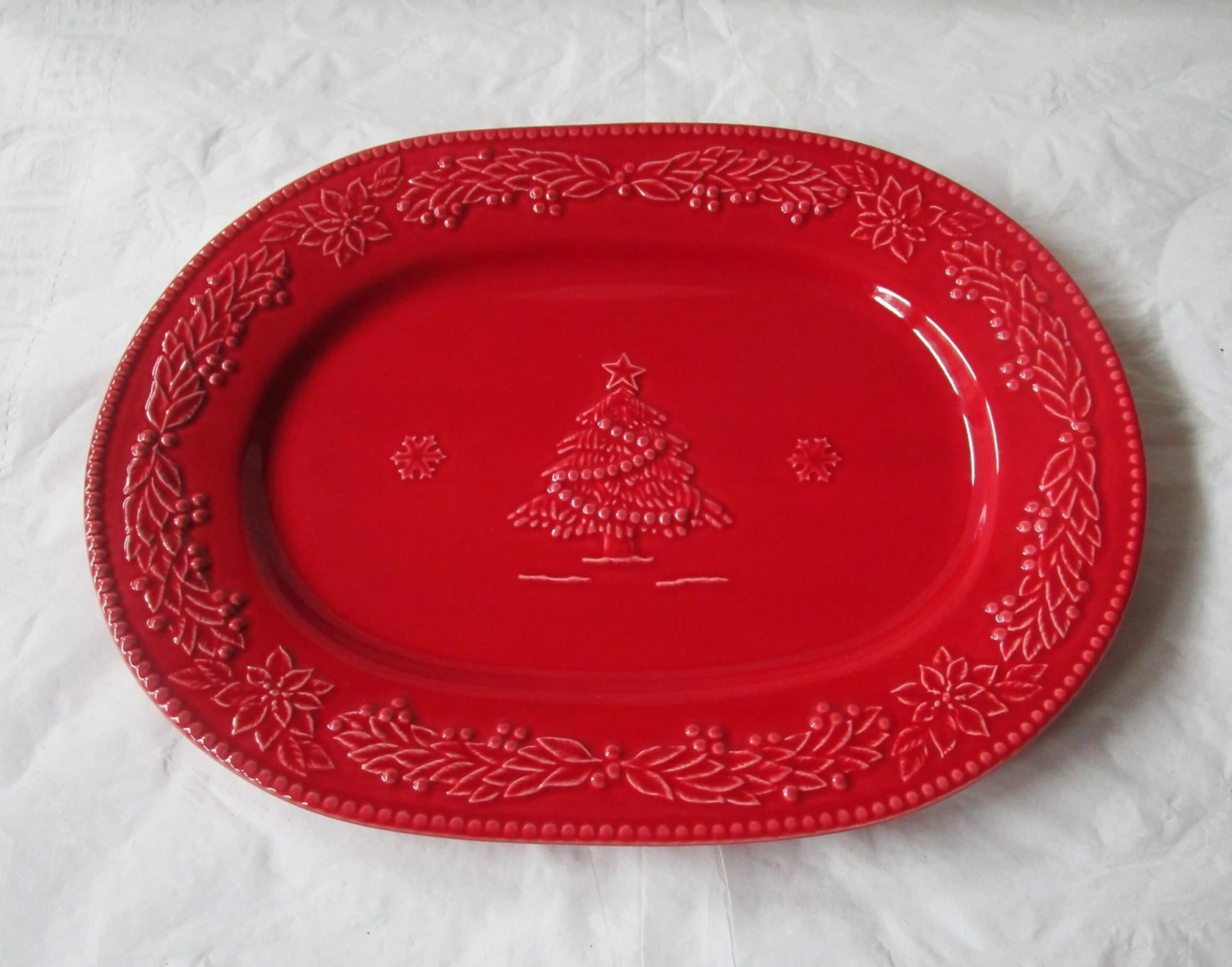 1990s Bordallo Pinheiro Poinsettia Christmas Gloss Red Oval Serving Platter 4 1990s Bordallo Pinheiro Poinsettia Christmas Gloss Red Oval Serving Platter - Image 2
