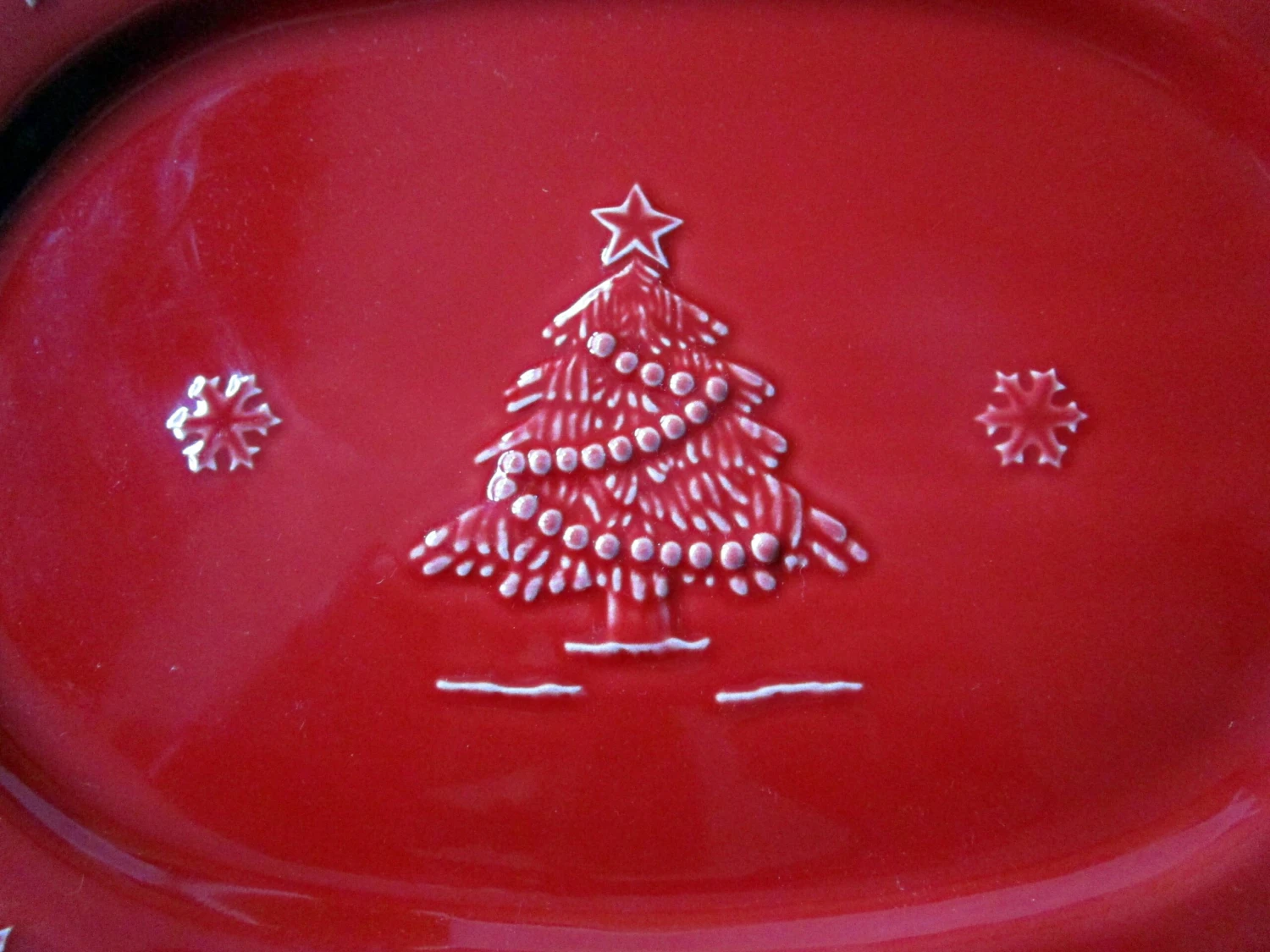 1990s Bordallo Pinheiro Poinsettia Christmas Gloss Red Oval Serving Platter 8 1990s Bordallo Pinheiro Poinsettia Christmas Gloss Red Oval Serving Platter - Image 6