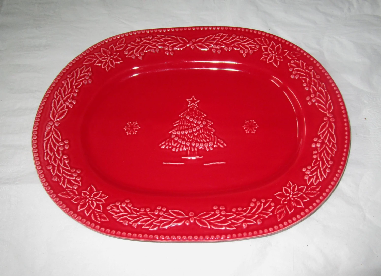 1990s Bordallo Pinheiro Poinsettia Christmas Gloss Red Oval Serving Platter 6 1990s Bordallo Pinheiro Poinsettia Christmas Gloss Red Oval Serving Platter - Image 4