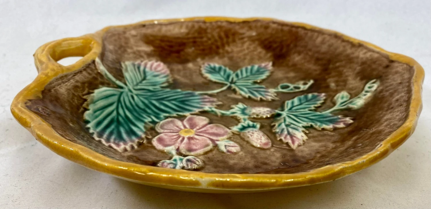 Antique Leaf Shaped Majolica Serving Dish /Plate Decorated With Strawberries & Foliage With Twig Handle - Circa 19th Century 9 Antique Leaf Shaped Majolica Serving Dish /Plate Decorated With Strawberries & Foliage With Twig Handle - Circa 19th Century - Image 7