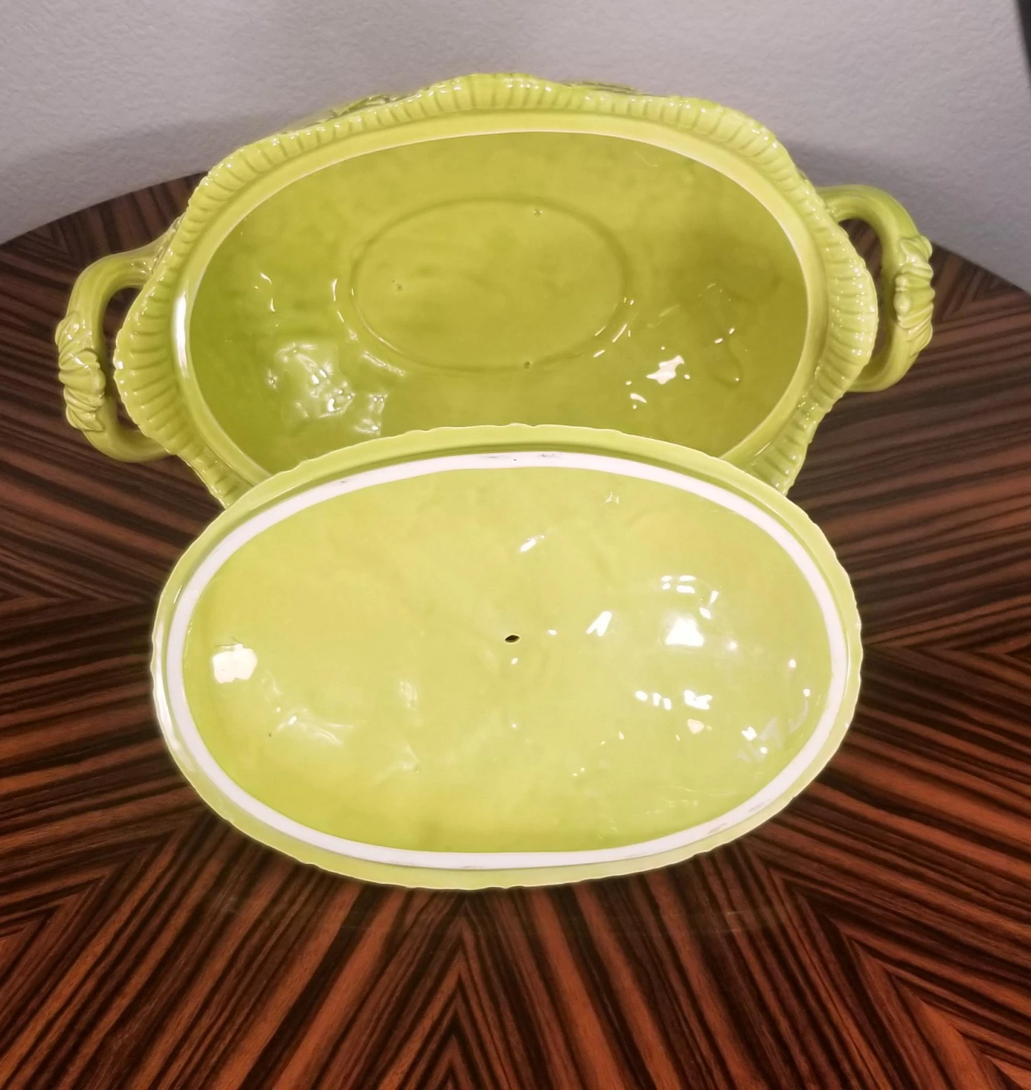 Mottahedah Cabbage Leaf Soup Tureen - Rare Vintage Collectors Item 10 Mottahedah Cabbage Leaf Soup Tureen - Rare Vintage Collectors Item - Image 8