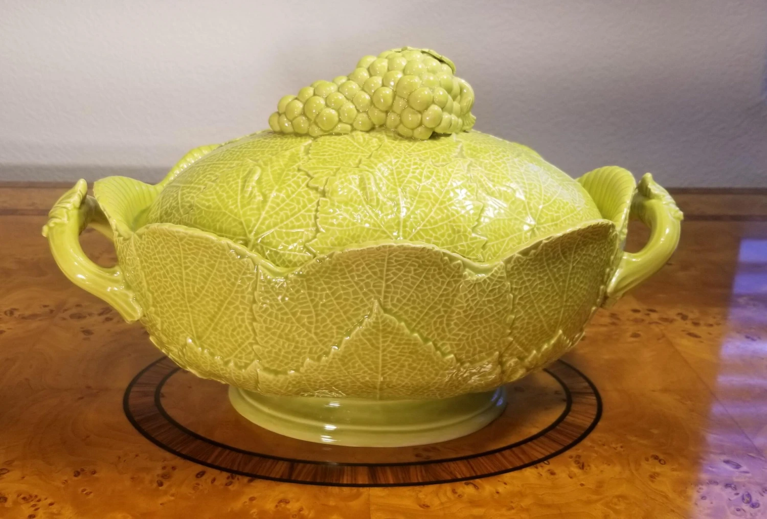 Mottahedah Cabbage Leaf Soup Tureen - Rare Vintage Collectors Item 7 Mottahedah Cabbage Leaf Soup Tureen - Rare Vintage Collectors Item - Image 5