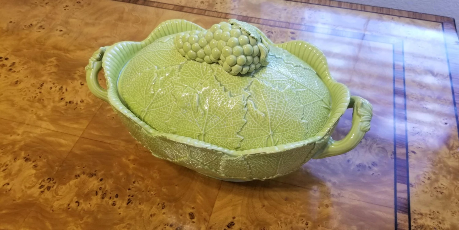 Mottahedah Cabbage Leaf Soup Tureen - Rare Vintage Collectors Item 4 Mottahedah Cabbage Leaf Soup Tureen - Rare Vintage Collectors Item - Image 2