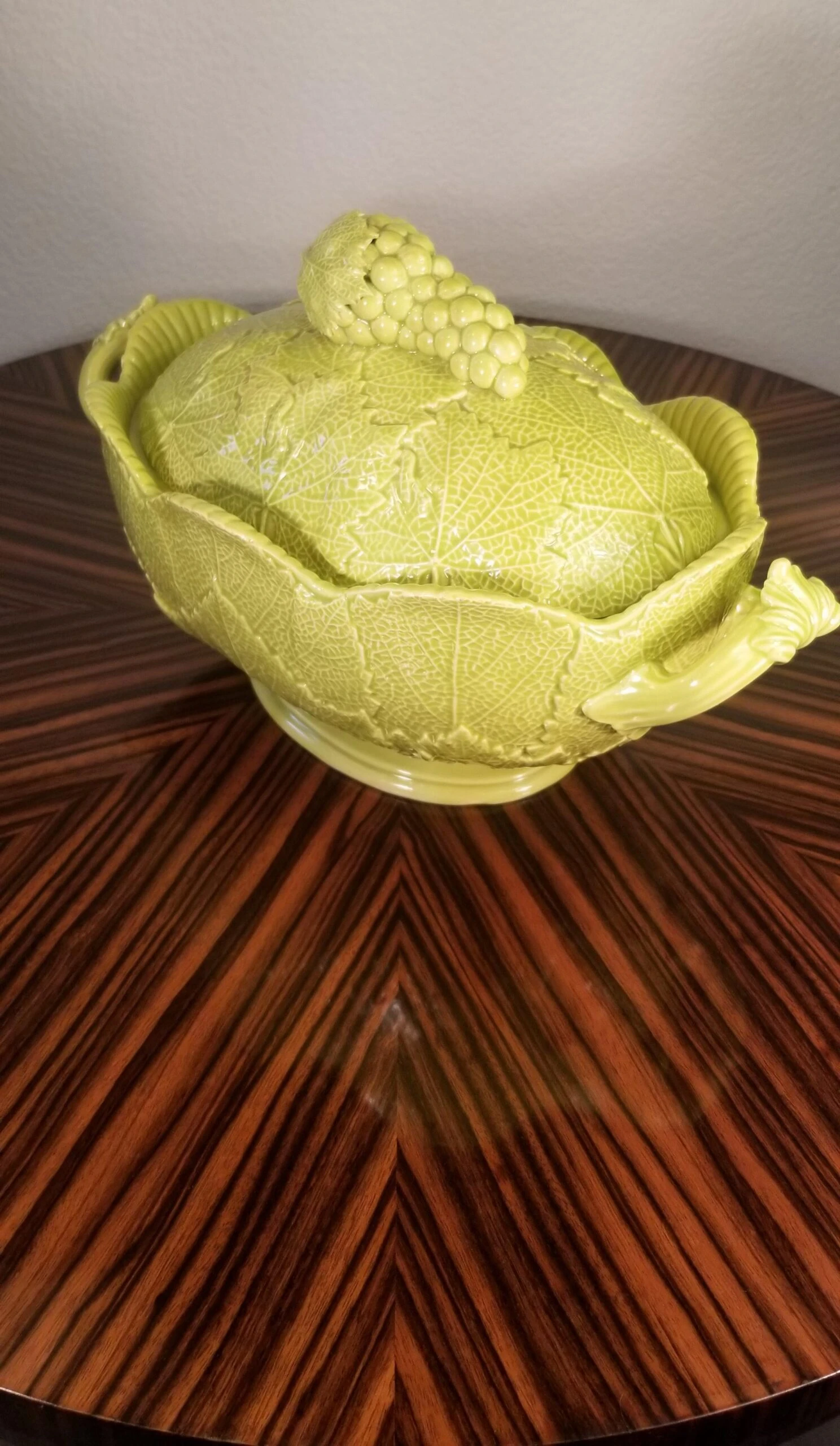 Mottahedah Cabbage Leaf Soup Tureen - Rare Vintage Collectors Item 9 Mottahedah Cabbage Leaf Soup Tureen - Rare Vintage Collectors Item - Image 7
