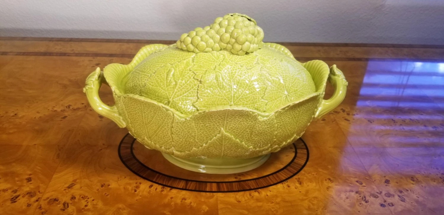 Mottahedah Cabbage Leaf Soup Tureen - Rare Vintage Collectors Item 11 Mottahedah Cabbage Leaf Soup Tureen - Rare Vintage Collectors Item - Image 9